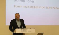 fnma Präsident Priv.-Doz. Dr. Martin Ebner begrüßt die Gäste.