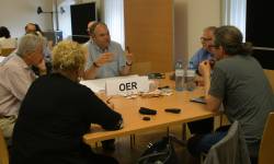 An den Thementischen wird gearbeitet.